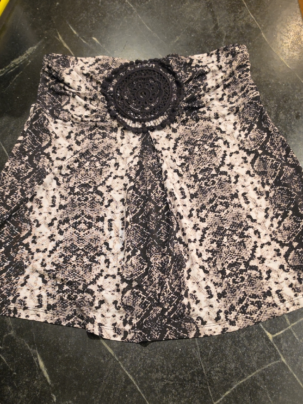 Torrid Pythin Print With Black Crochet Lace Embellishment  Strapless Top 1X EUC
